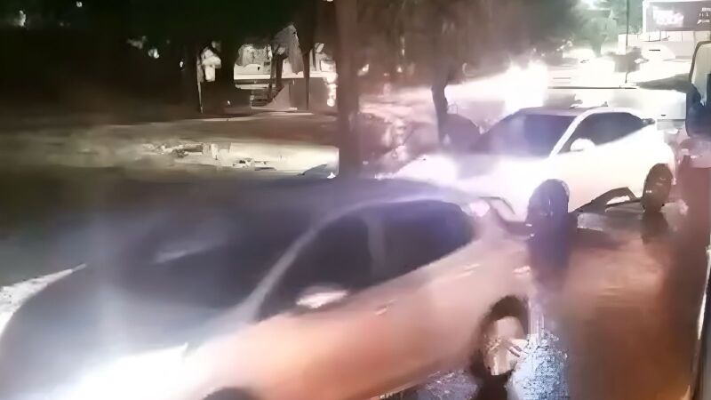 Carros deram meia-volta na Avenida Ernesto Geisel após córrego transbordar