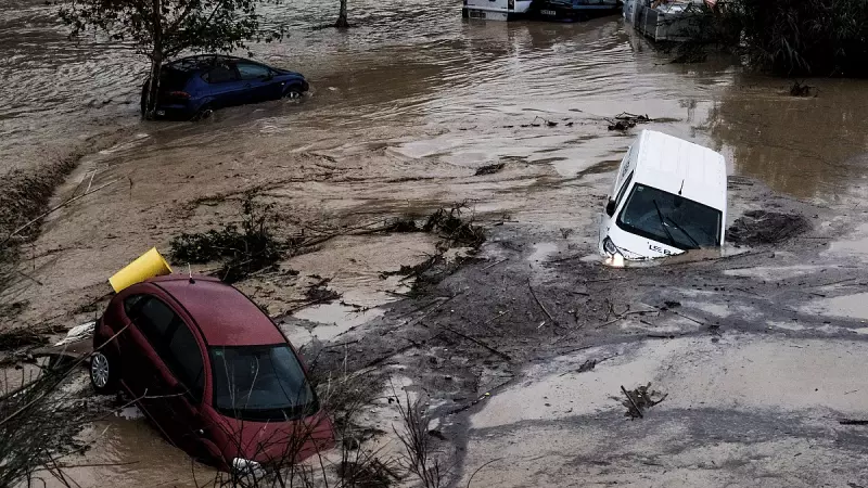 Inundações com água cor de lama derrubaram veículos pelas ruas em velocidades assustadoras