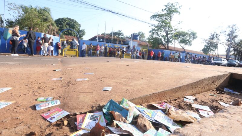 Cerca de 300 pessoas formavam fila em frente à escola municipal que tem mais de 8 mil eleitores cadastrados em Campo Grande