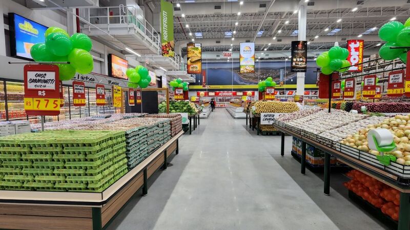 Prateleiras de hortifruti em supermercado