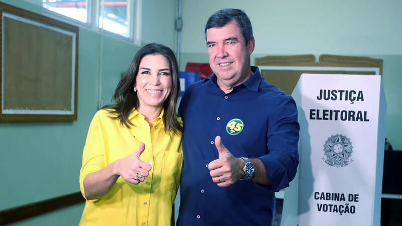 A primeira-dama do Estado, Mônica Riedel, e o governador Eduardo Riedel (PSDB) após votarem no domingo, na região do Bairro Monte Castelo 