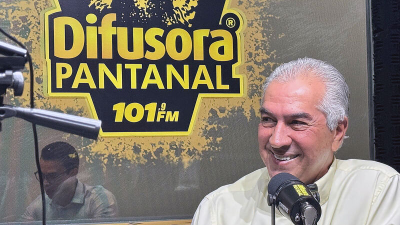 O ex-governador Reinaldo Azambuja durante entrevista para a rádio Difusora Pantanal