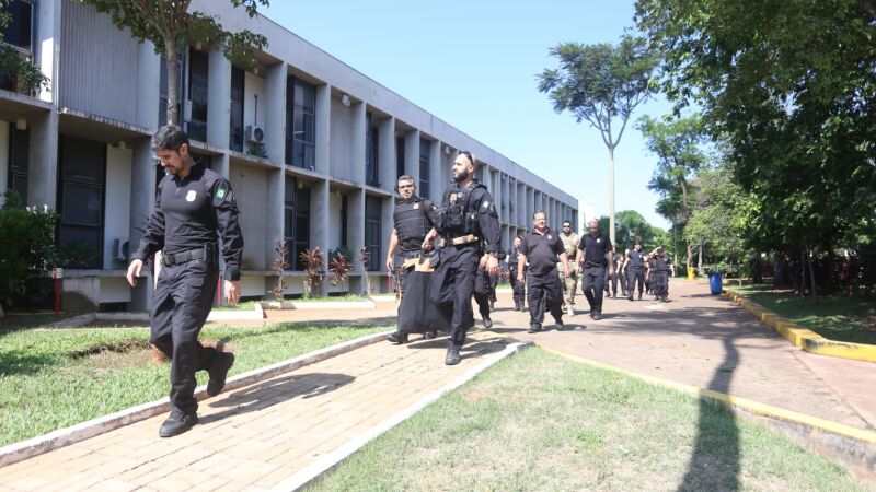 Agentes da PF e da Receita recolheram uma série de documentos nos gabinetes dos cinco desembargadores que foram afastados