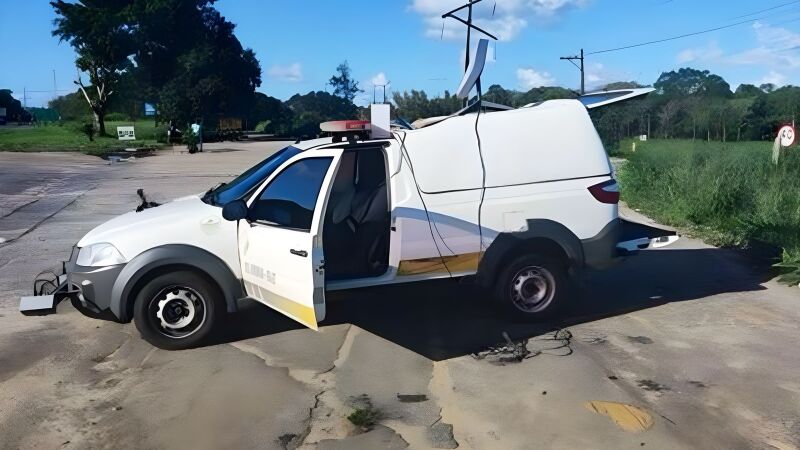 Carro da engenheira civil de Campo Grande com antena da Starlink que ela alega não funcionar