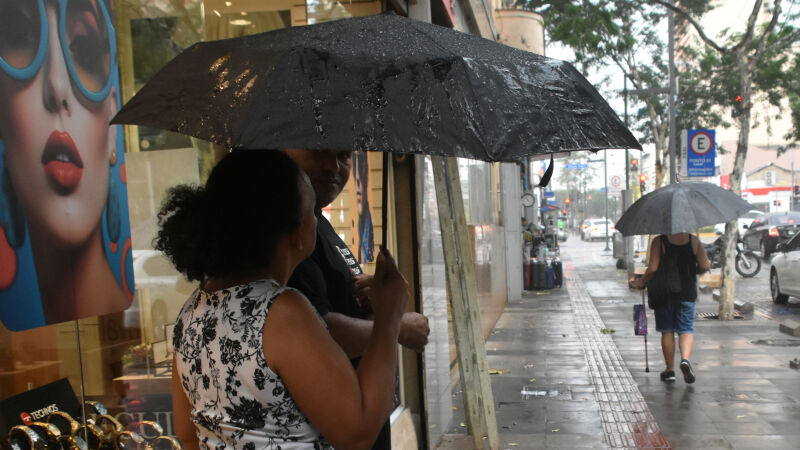 Campo Grande começa semana com 38 °C, mas já na quarta-feira (16), o campo-grandense pode reservar o guarda-chuva