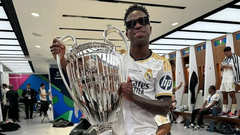 Vinícius Júnior com a taça da Champions League 2023/24