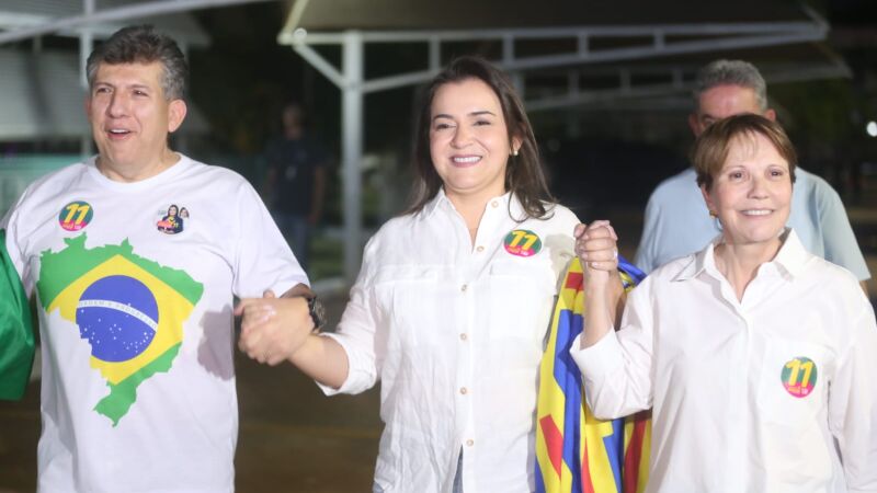 A atual prefeita de Campo Grande, Adriane Lopes, comemorou o resultado do 1º turno das eleições junto com a família e acompanhada pela Senadora Tereza Cristina (PP)