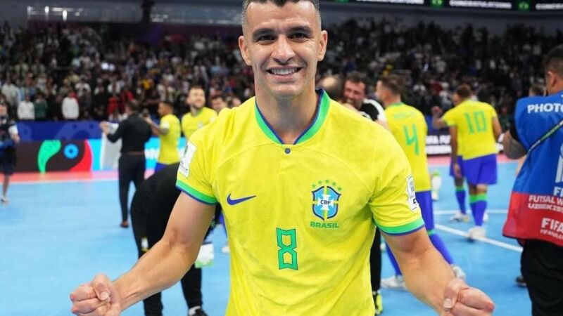 Marcênio foi campeão da Copa do Mundo de Futsal neste domingo (6)