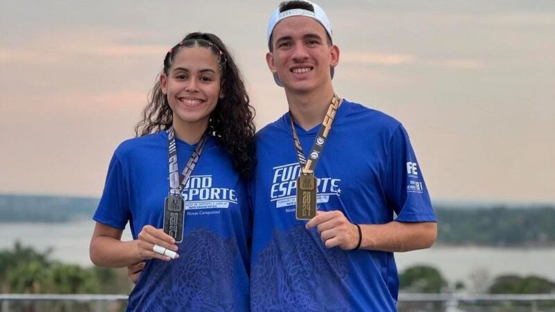 Yasmin Santos e Luiz Felipe com suas respectivas medalhas conquistas no JUBs 2024