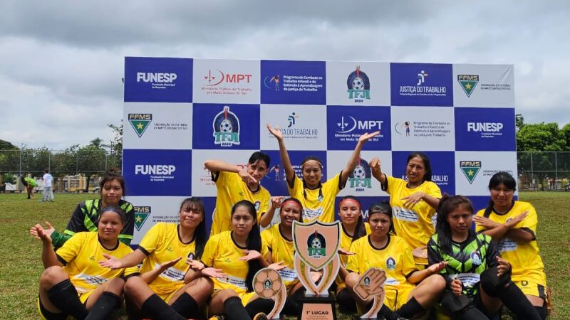 Equipe de Dourados comemorando o título do 1º Torneio de Futebol Indígena realizado em Campo Grande