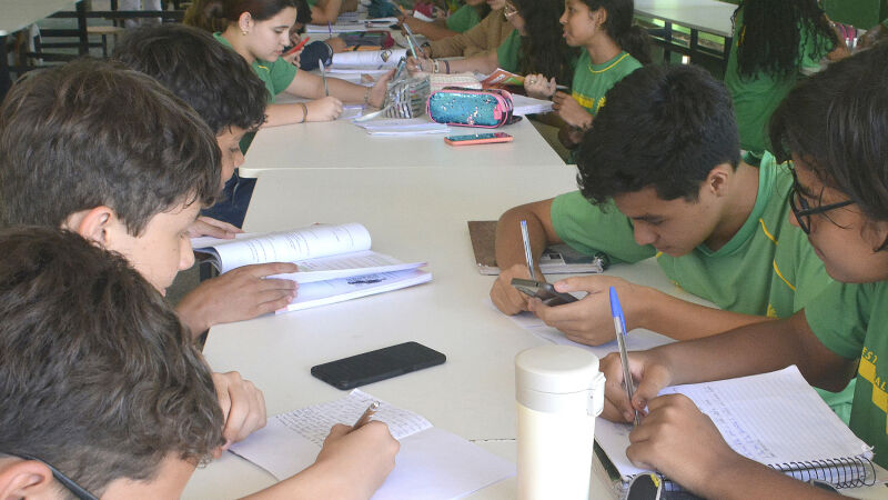 Muitos estudantes ainda ulitilizam aparelhos celulares nas salas de aulas em Mato Grosso do Sul