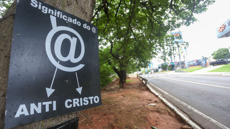 Placa pendurada em árvore na avenida Ricardo Brandão