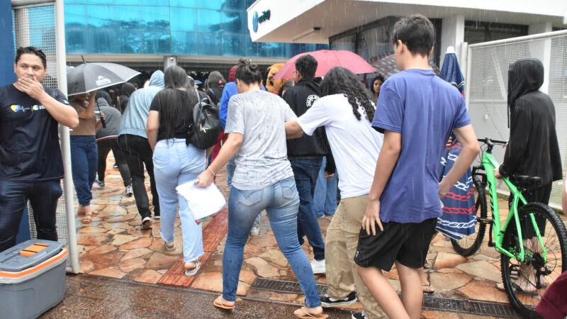 No 1º dia, estudantes chegaram de baixo de chuva para realizar a prova