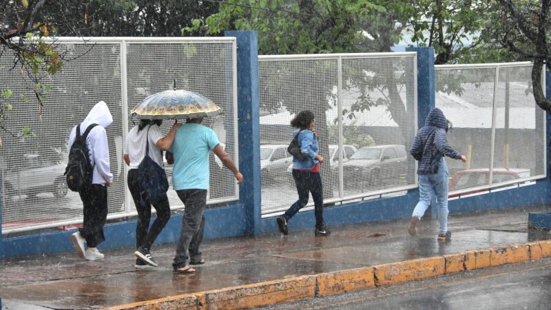 Em Campo Grande, chuva no horário de entrada nos locais de prova causou transtorno para muita gente no começo da tarde deste domingo (3)