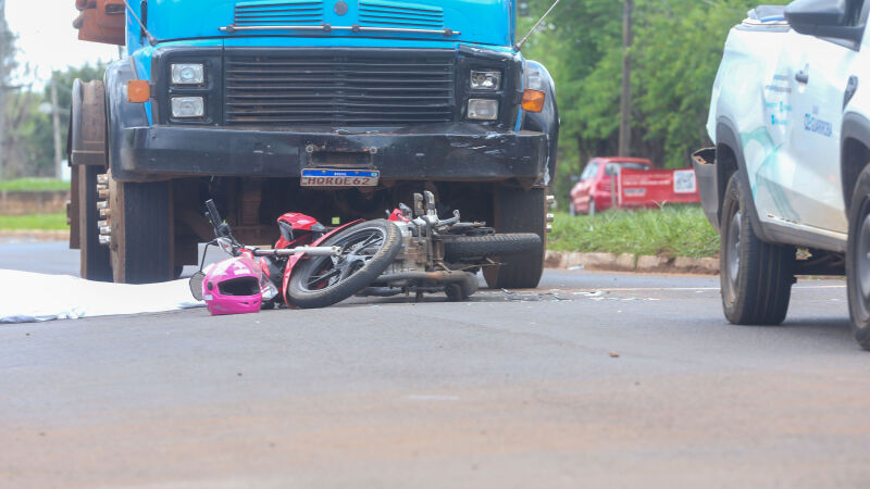 Motociclista morreu na segunda-feira, após ser prensada por caminhão em Campo Grande