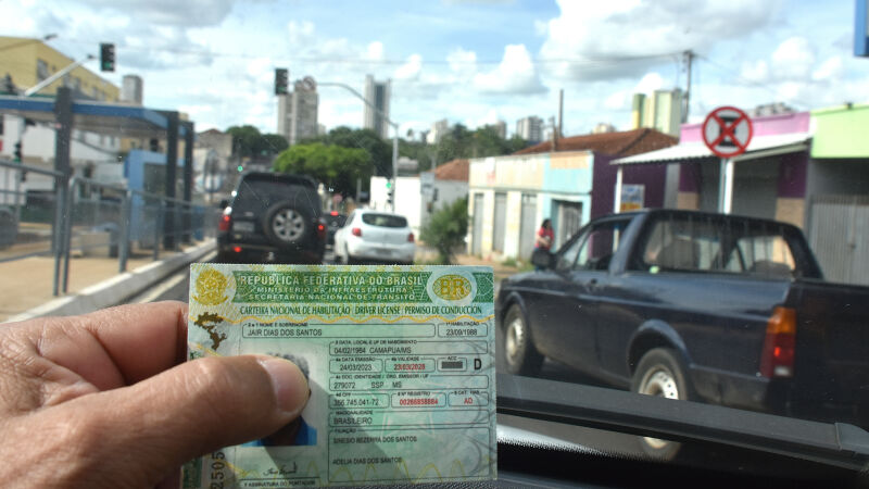 Carteira Nacional de Habilitação custa, ao menos, R$ 2,3 mil em Campo Grande; falta de habilitação pode resultar em acidentes