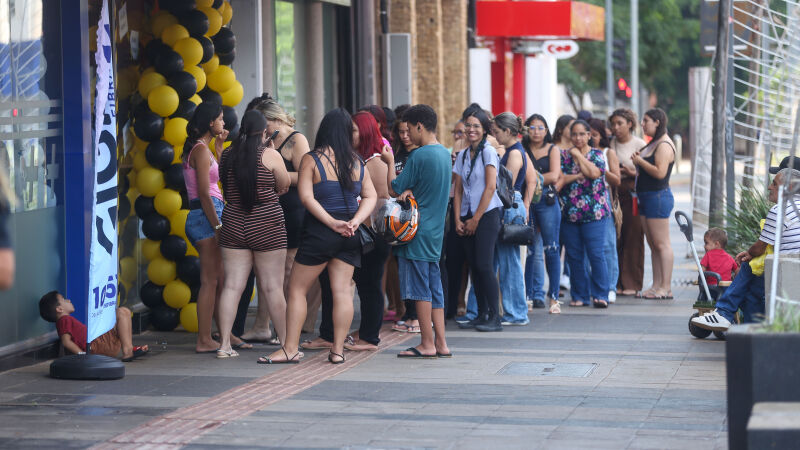 Fila gigantesca em loja de make, durante a BlackFriday