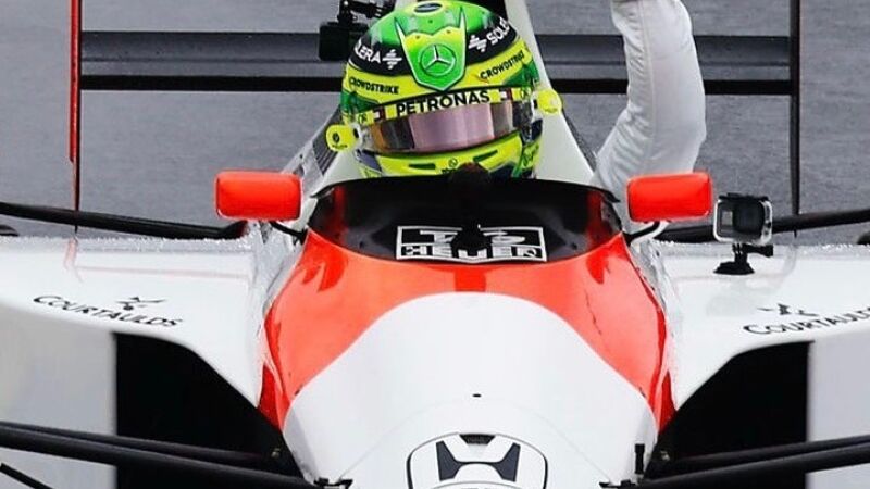 Hamilton no carro de Senna