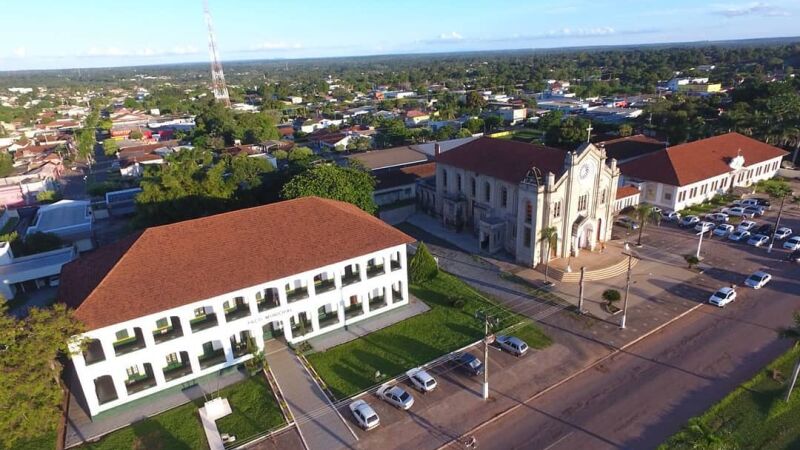 Como típico de cidades interioranas, distância entre Paróquia e Paço da Prefeitura Municipal de Bela Vista é de pouco mais de 50 metros