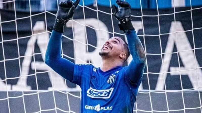 Goleiro Elissom comemorando com a camisa do Operário Futebol Clube 