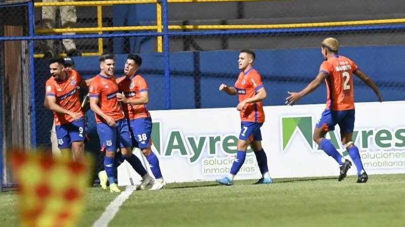 Jogadores do 2 de Mayo comemorando a vitória contra o sportivo Ameliano