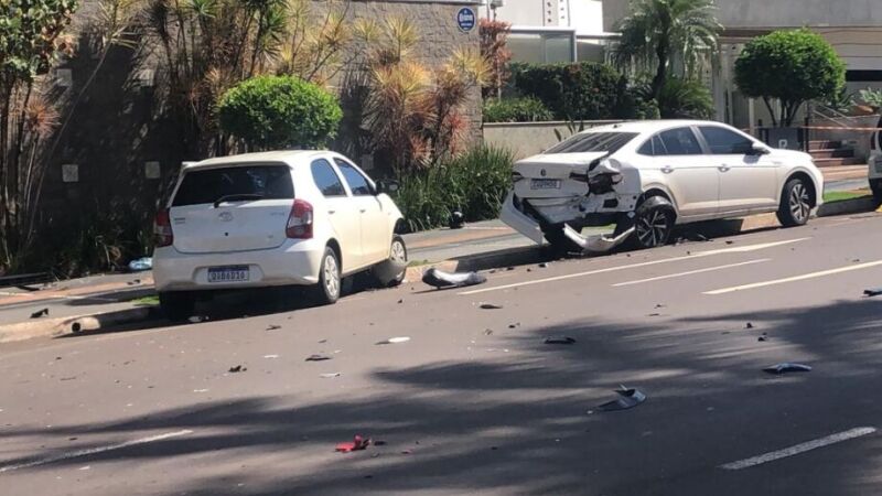 Acidente ocorreu na esquina da rua Bahia com Antônio Maria Coelho