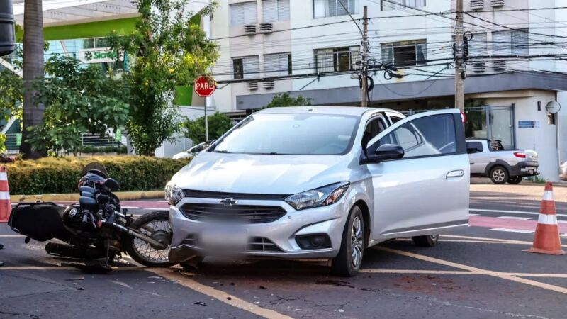 Moto e carro que colidiram na manhã desta quinta-feira (14) na Afonso Pena