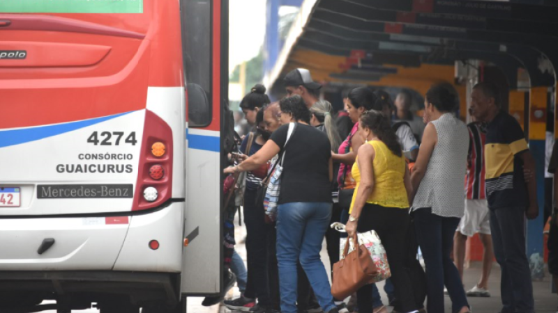 Passageiros se aglomeram para entrar em ônibus no Terminal Morenão