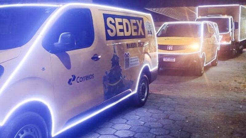 Vans, caminhões e carros iluminados do Correios