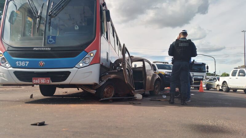 A colisão foi tão violenta que o fusca quase entrou debaixo do ônibus 