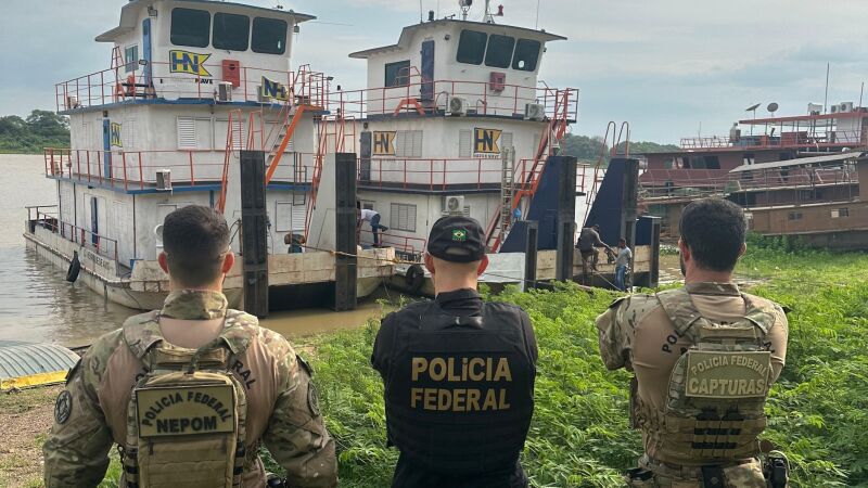 Policiais federais apreenderam embarcações utilizadas para contrabandear combustível da Bolívia