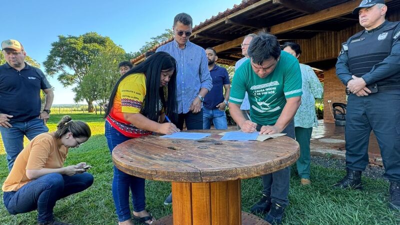 Fazendeiros e a Funai assinaram no dia 14 a entrega das terras em Antônio João aos indígenas