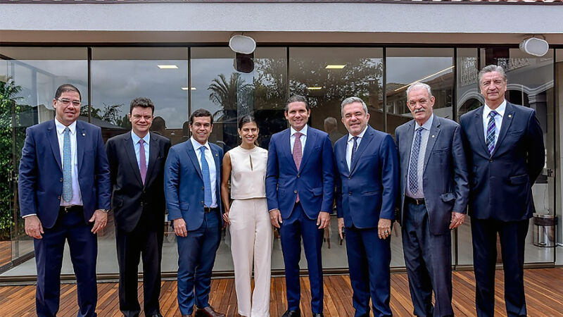 O candidato a presidente da Câmara dos Deputados Hugo Motta com os deputados do Estado