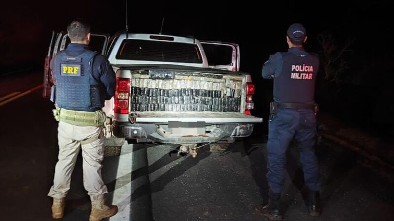 Na S/10 fruto de roubo conduzida com placas falsas, foram localizados diversos tabletes de substância análoga à maconha. 