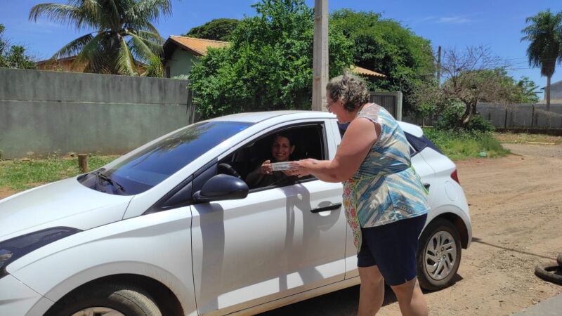 Clientes comprando sopa paraguaia de Noemi