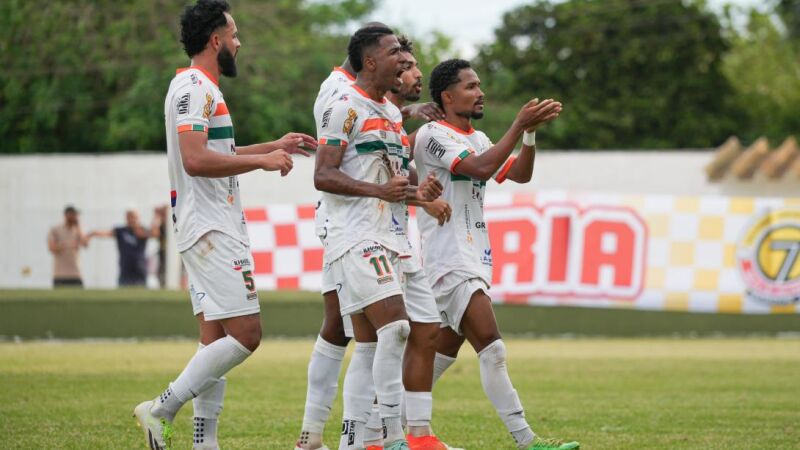 Jogadores comemoram o gol de Tiago Capixaba, o primeiro na vitória que valeu o acesso ao Naviraiense