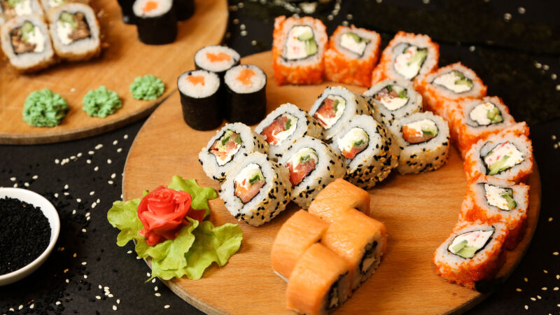 Promoções e até temaki de graça celebram o Dia do Sushi; confira