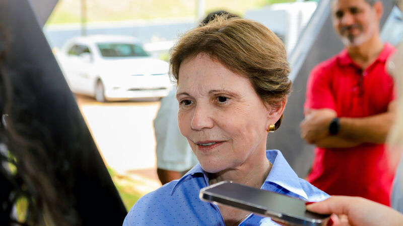 A senadora Tereza Cristina (PP) durante entrega de nove vans para oito prefeitos na Assomasul