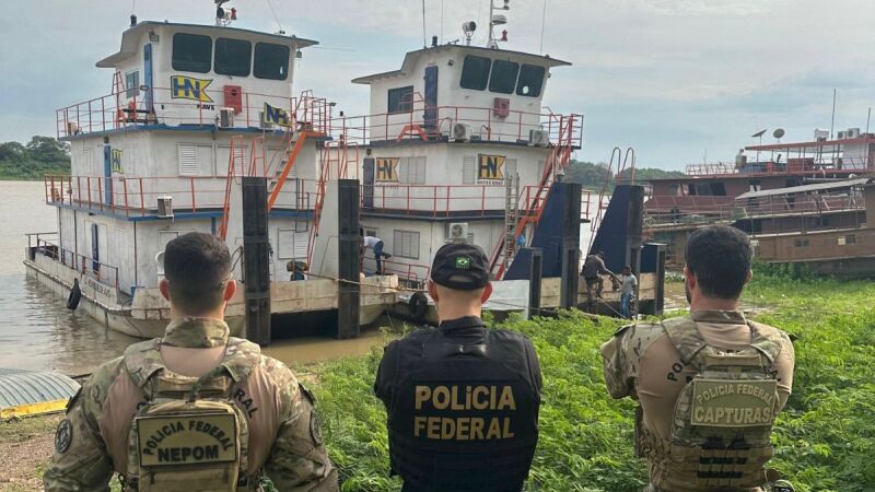 Operação resultou no confisco de três embarcações de grande porte, um caminhão e uma camionete