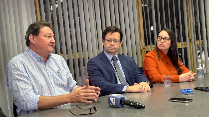 Durante coletiva de imprensa, o secretário de Infraestrutura e Serviços Públicos, Marcelo Miglioli, o promotor de justiça, Luiz Antônio Ferreira, e a superintendente de Meio Ambiente e Desenvolvimento Urbano, Gisseli Giraldelli, falaram sobre a operação