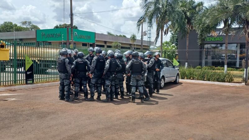 Soldados da Tropa de Choque reunidos próximo às aldeias