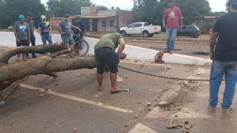 Manifestante retirando tronco de árvores na MS-156 