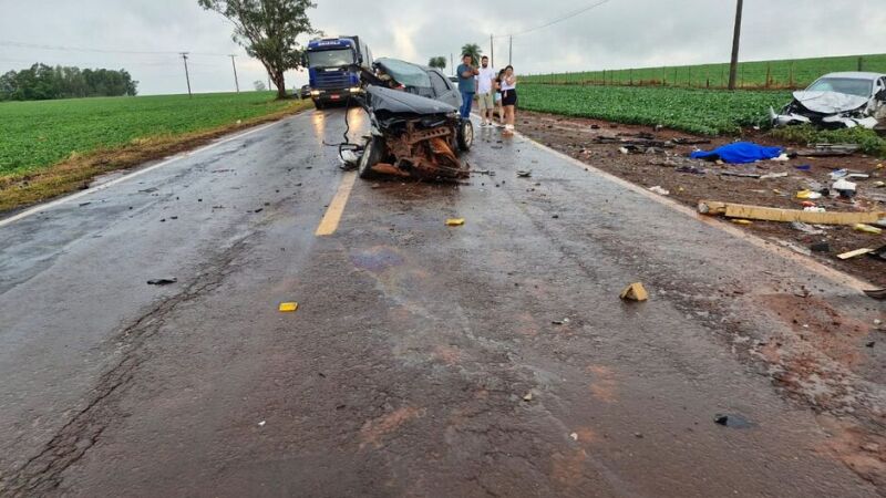 Veículos ficaram completamente destruídos 