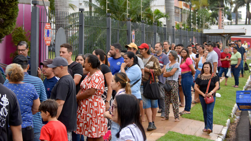 Fila dobrava o quarteirão na avenida Ernesto Geisel