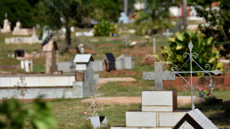 Cabe aos responsáveis pelos estabelecimentos onde ocorrem as exumações garantir a segurança dos trabalhadores.