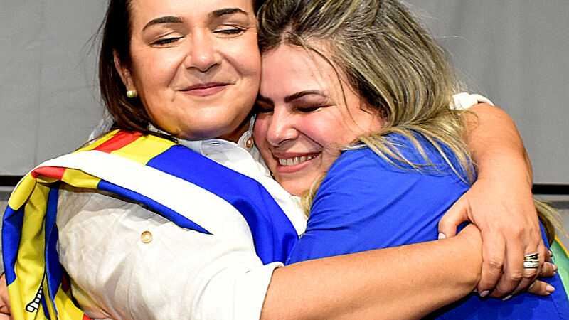 Prefeita Adriane Lopes comemora vitória ao lado da vice-prefeita eleita, Camilla Nascimento