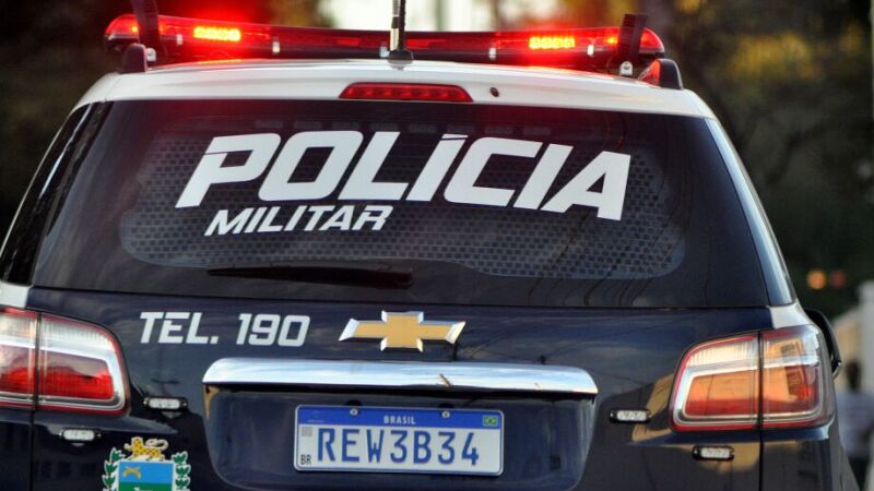 Viatura da Polícia Militar foi acionada para tentar conter o rapaz