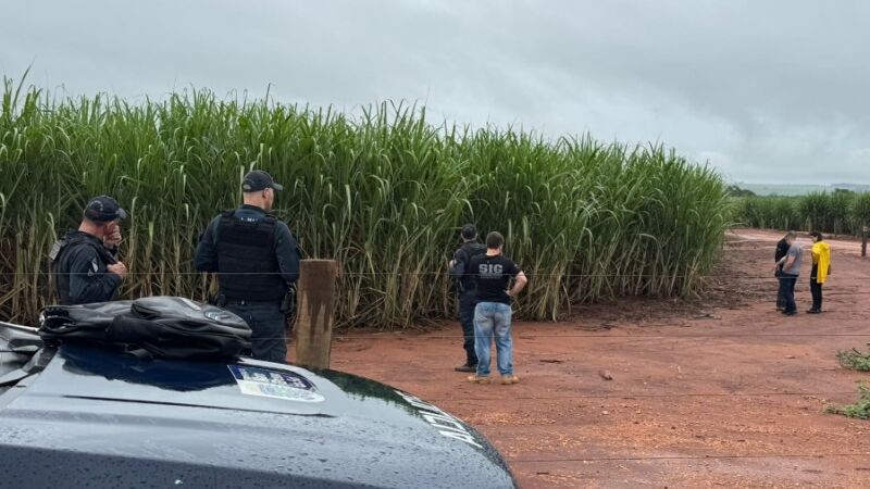 Policiais em diligências no local do confronto