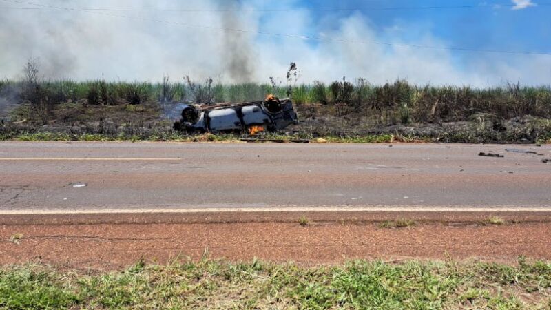 Carro ficou completamente destruído após colisão