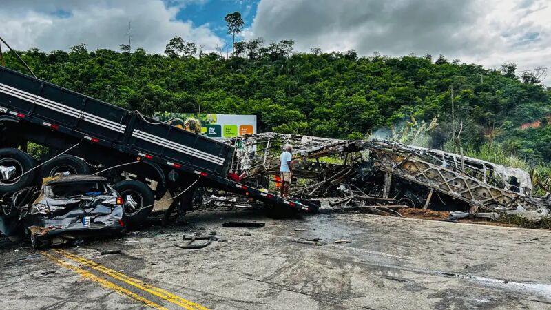 Segundo a PRF, número de mortos pode ser maior, uma vez que o incêndio dificulta a localização de vítimas nos destroços.